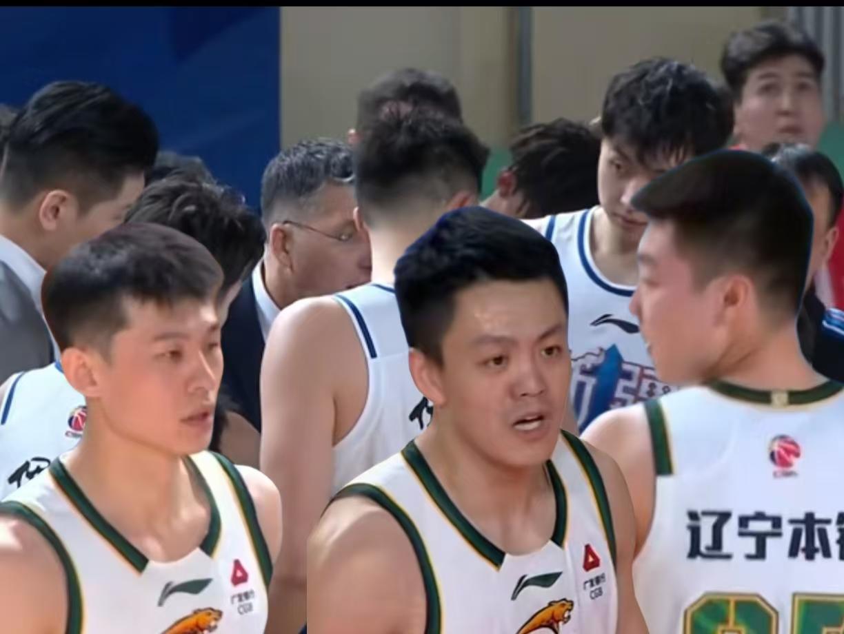 辽宁队这两个赛季一落千丈，就是因为引进来的球员不如走出去的球员
1，用郭艾伦换来