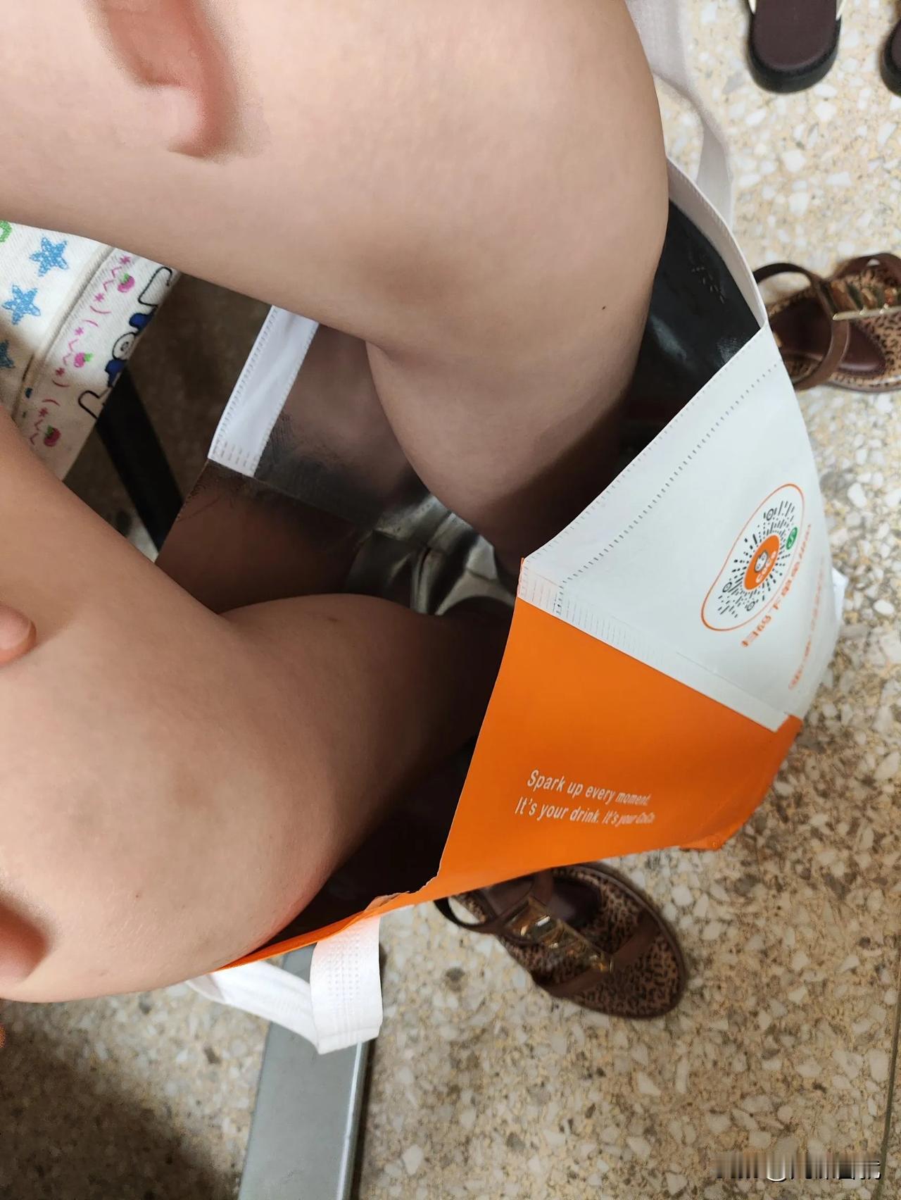 #一句话形容夏日生活#用外卖袋子洗脚！
感觉不错！孩子挺喜欢！