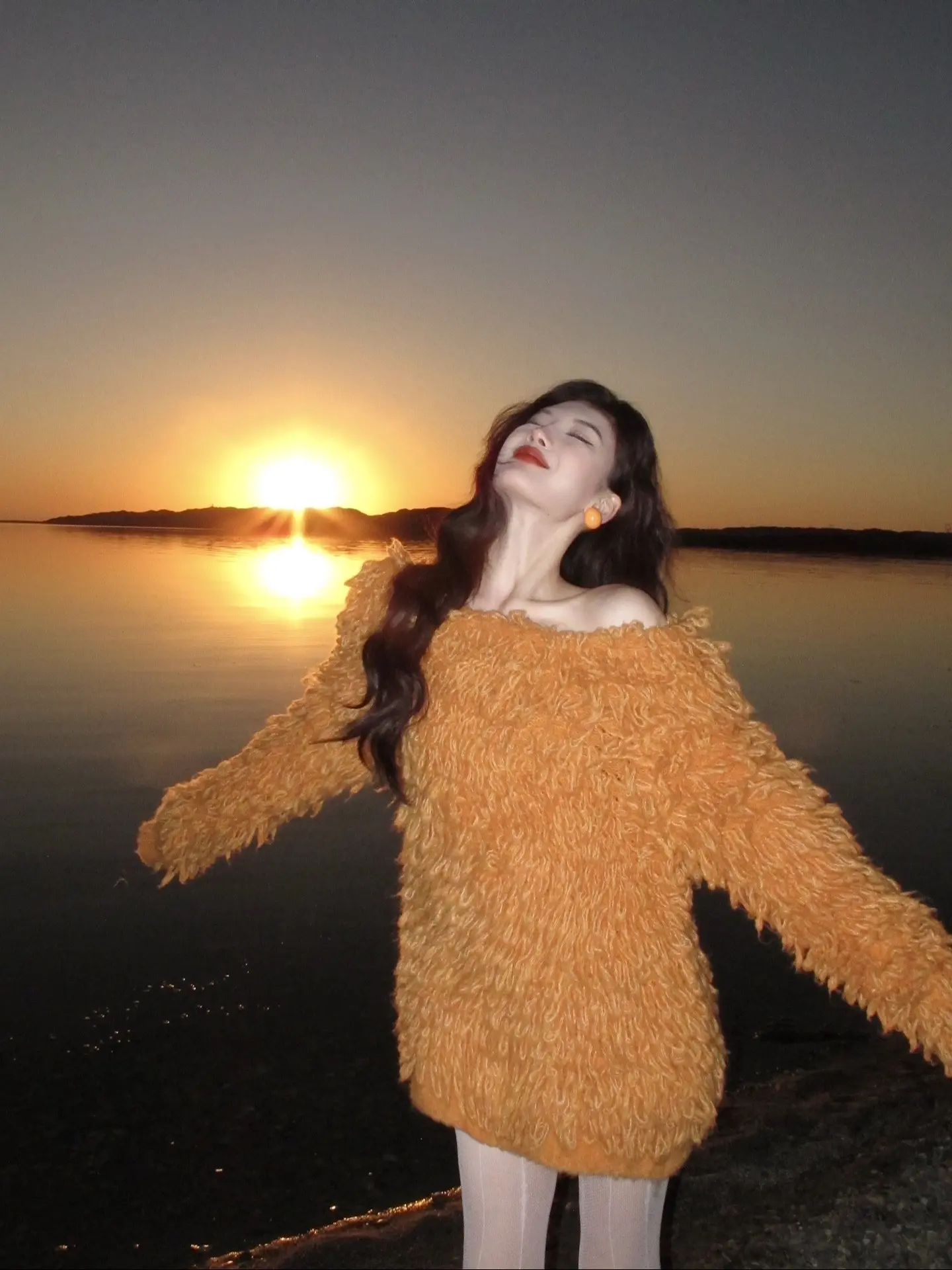 她于暮色中走来🌄。