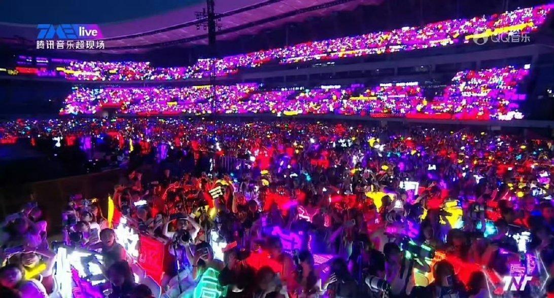 时代少年团的内场灯牌照来了，又是一个五颜六色、五彩缤纷的灯牌集合地，一共七种色彩
