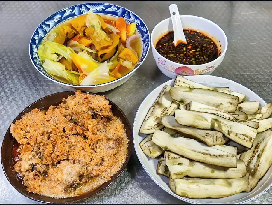 家常午膳
 
粉蒸排骨裹金霜，软嫩酥香沁味长。
白茄清蒸留本鲜，一碟蘸水衬清肠。