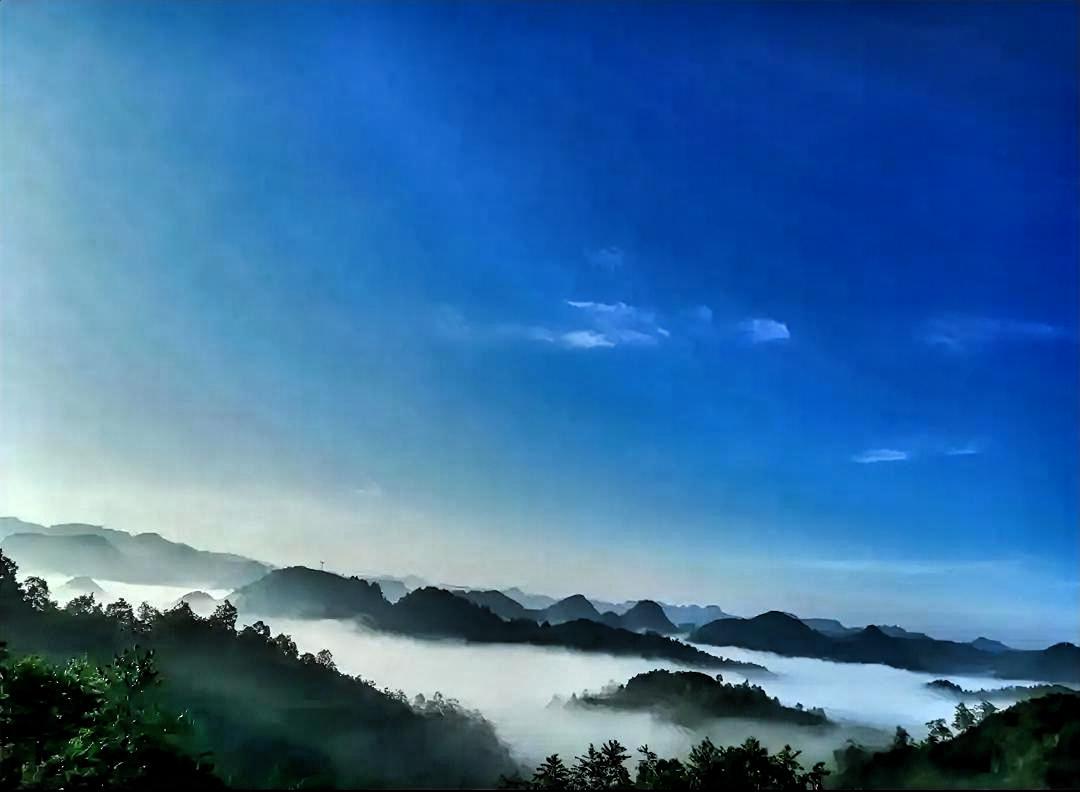 晨雾缭绕，云海翻腾，山峦叠翠，如梦如幻。站在这一方天地，仿佛与尘世隔绝。轻柔的雾