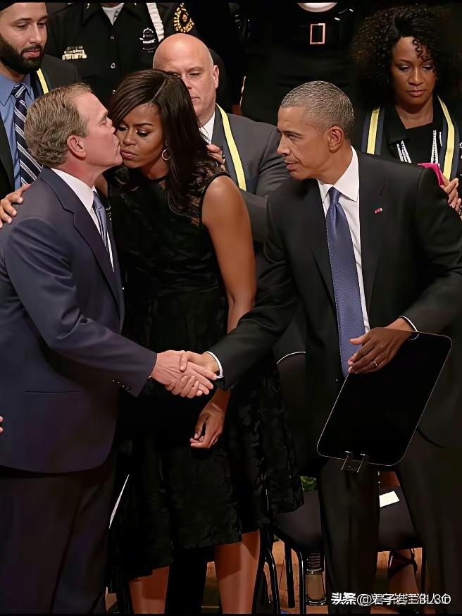 看看奥巴马的眼神就知道，无论是位置多高的男人，对待自己的女人都有种拒绝别人亲近的