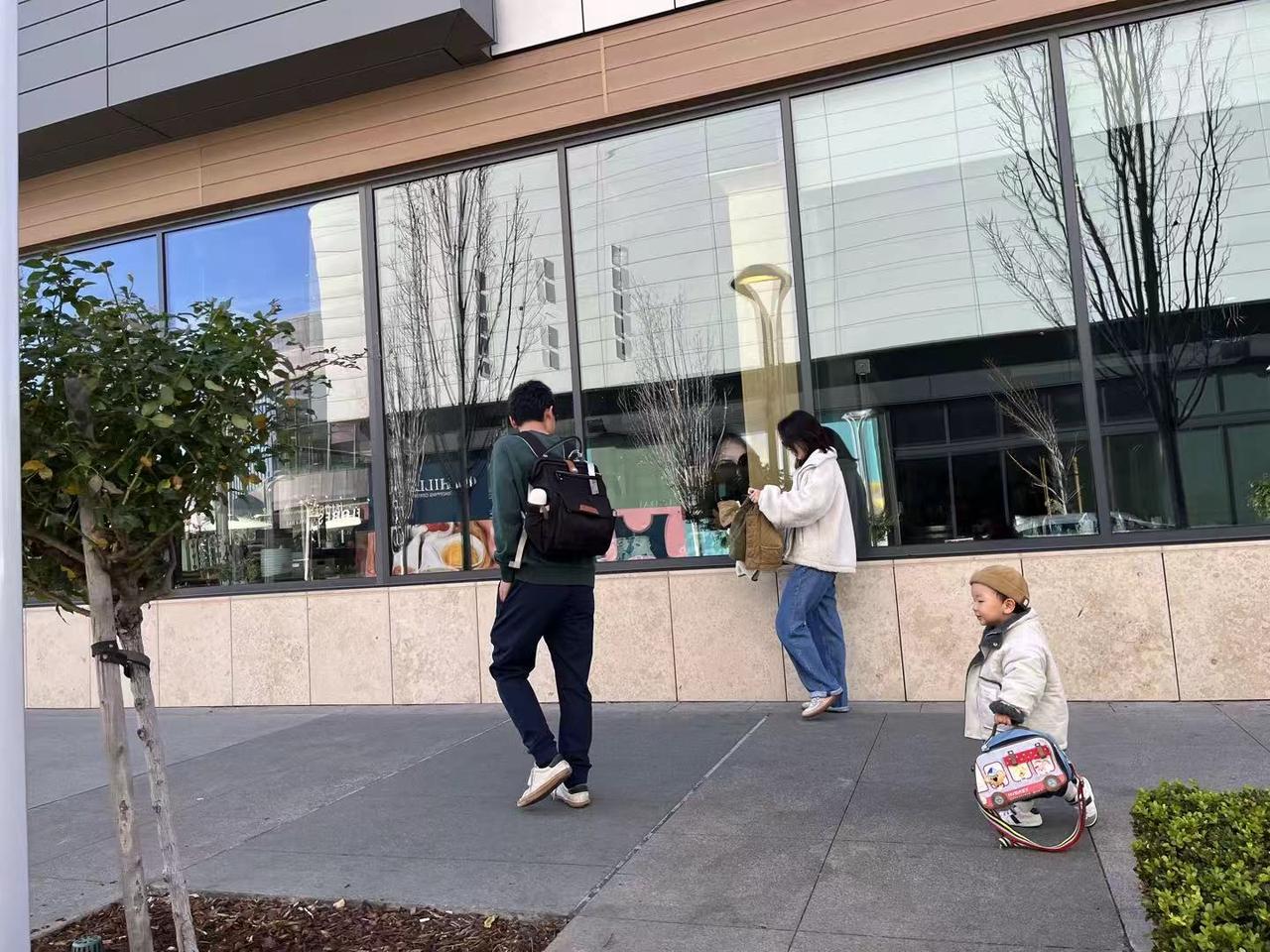 娃提着张奶奶送的书包，赚了不少回头率，有点小得意。
奶奶在后面说道:宝贝，要记住