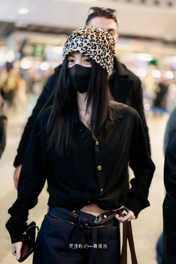 鞠婧祎第一章归国 鞠婧祎黑衬衫豹纹冷帽酷girl 鞠婧祎黑衬衫豹纹冷帽酷girl