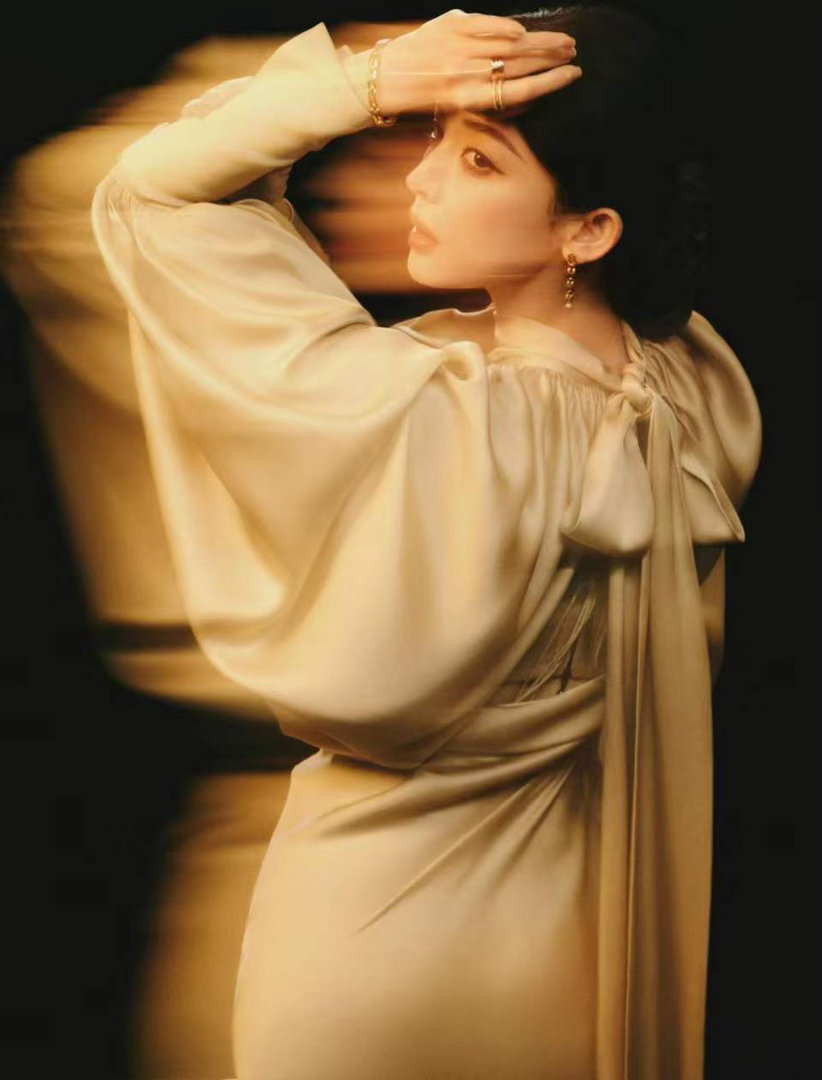 娜扎大帽檐娜扎挂脖羊腿袖造型 大帽檐一压，眼神更显深邃；挂脖羊腿袖一穿，气场自动