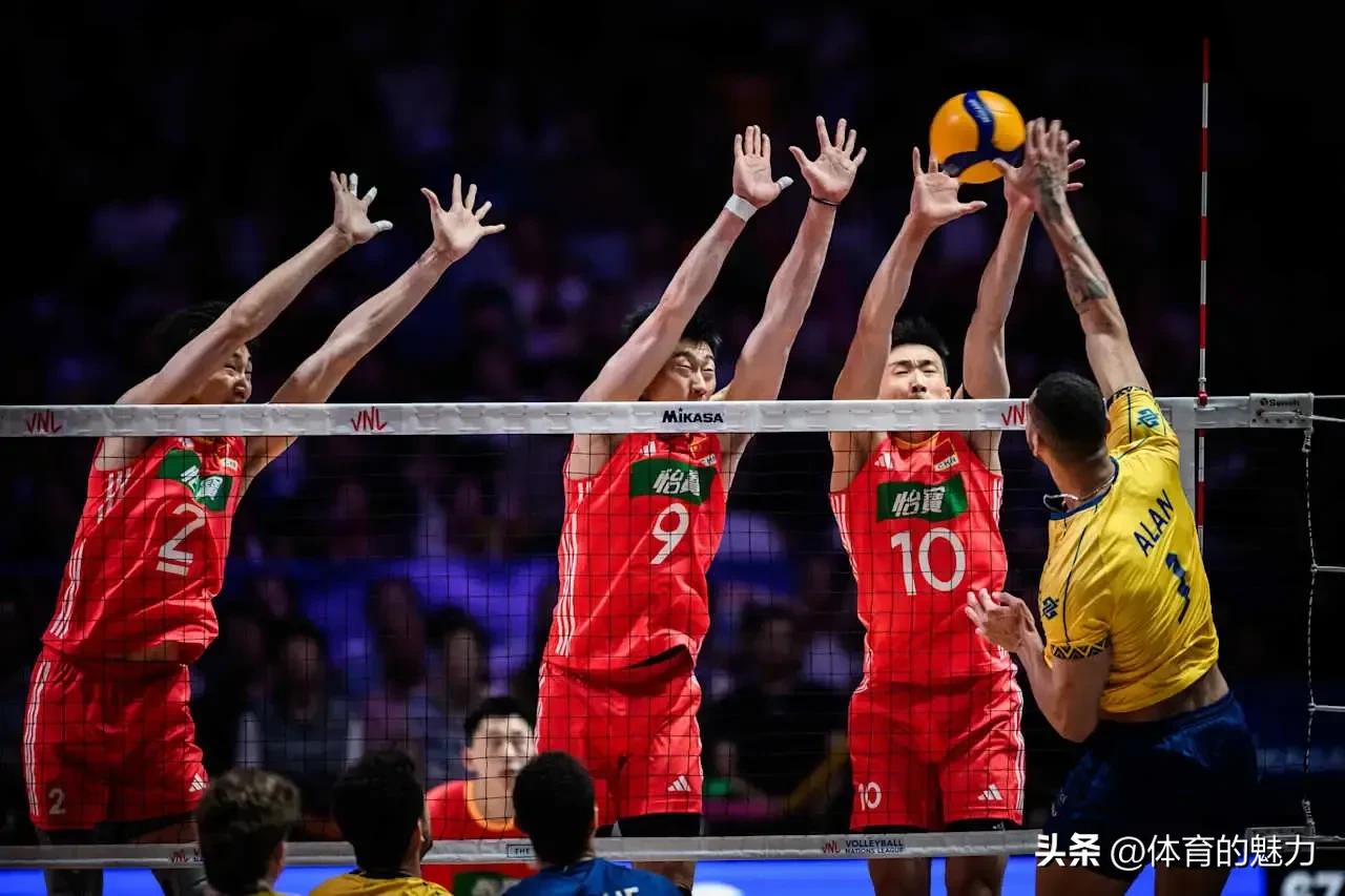 明晚世界男排锦标赛中国队将在小组赛迎战前世界冠军巴西男排，中国男排在缺少主攻张景