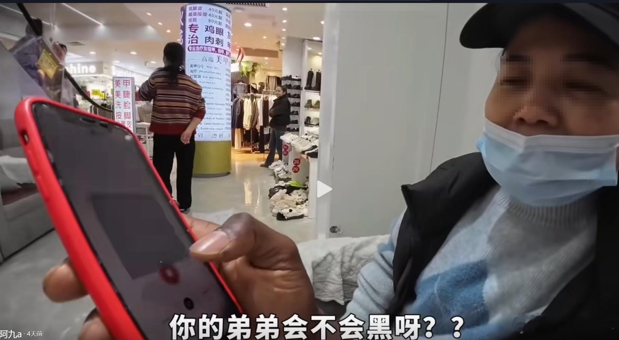 一个国外黑哥来中国旅游，看到有足浴店，就决定去试一试，结果在泡脚的时候，位中国大