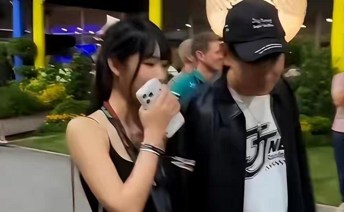 林俊杰和小女友现身新加坡，女生胸大腰细身材火辣 牵手紧贴似父女新加坡 F1 比赛