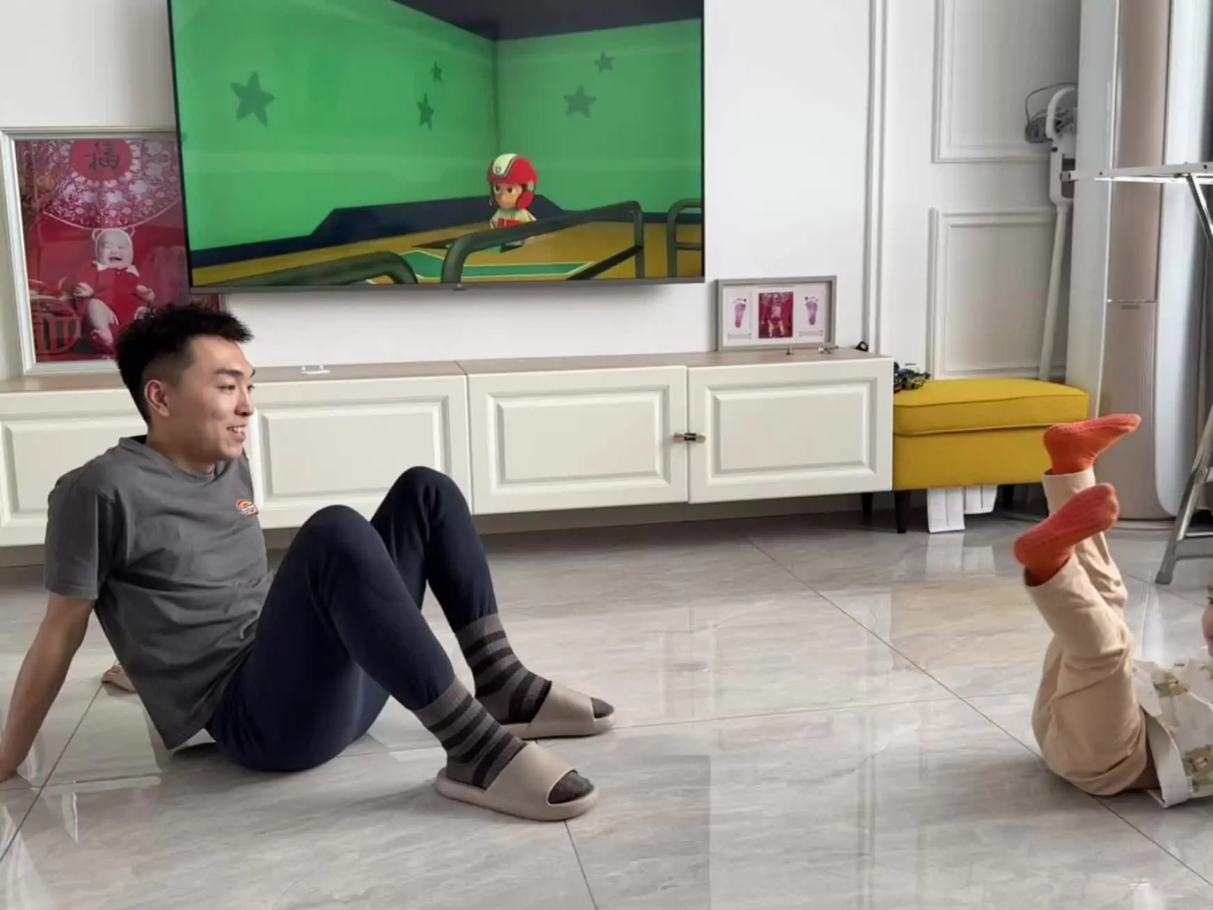 非得让爸爸跟他学动作哈哈哈哈哈哈