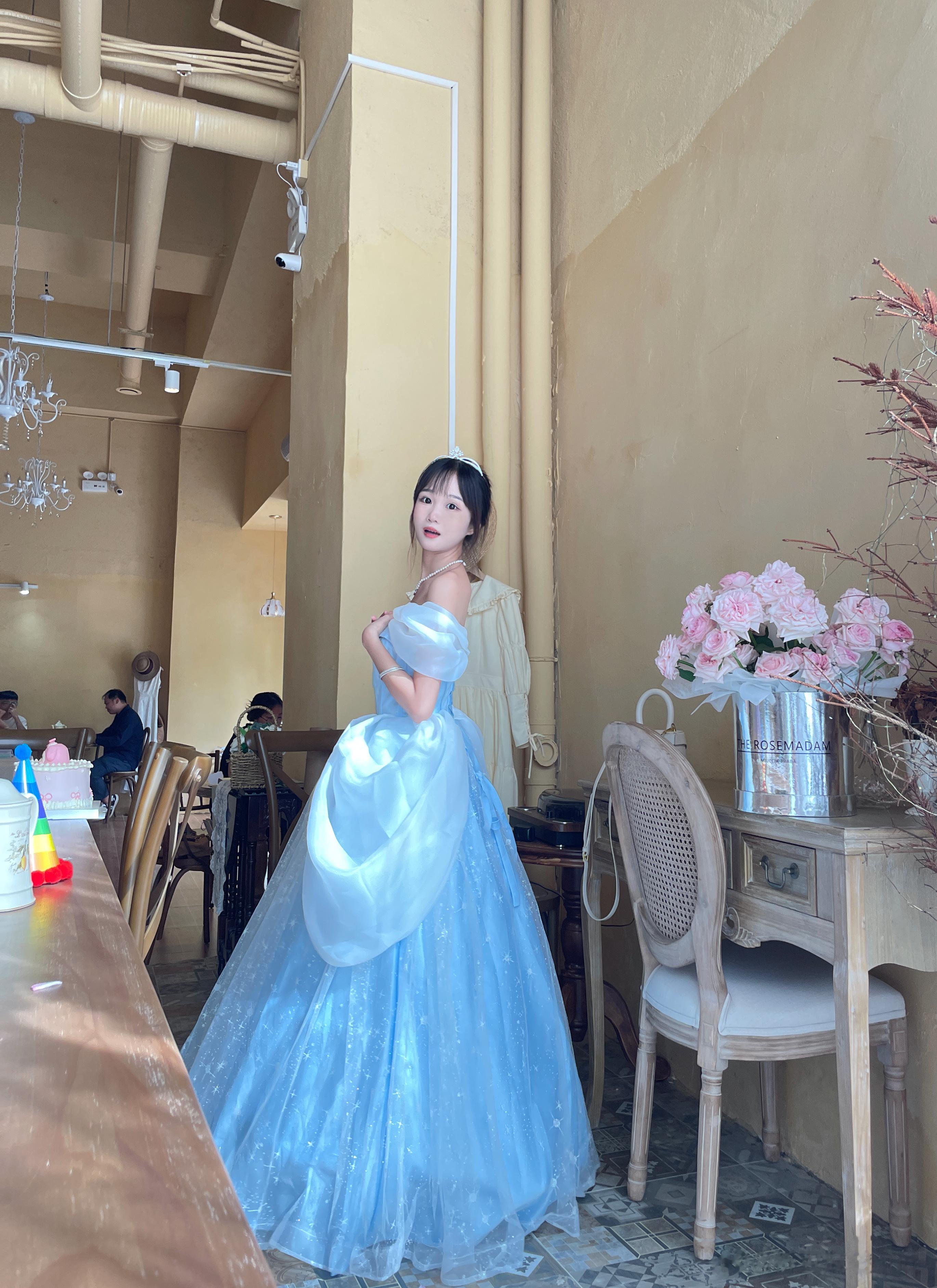 关于20岁🎂 ：🎀小恩定制的海报又给我点蛋糕（小恩那天睡觉说我要过生日有种嫁
