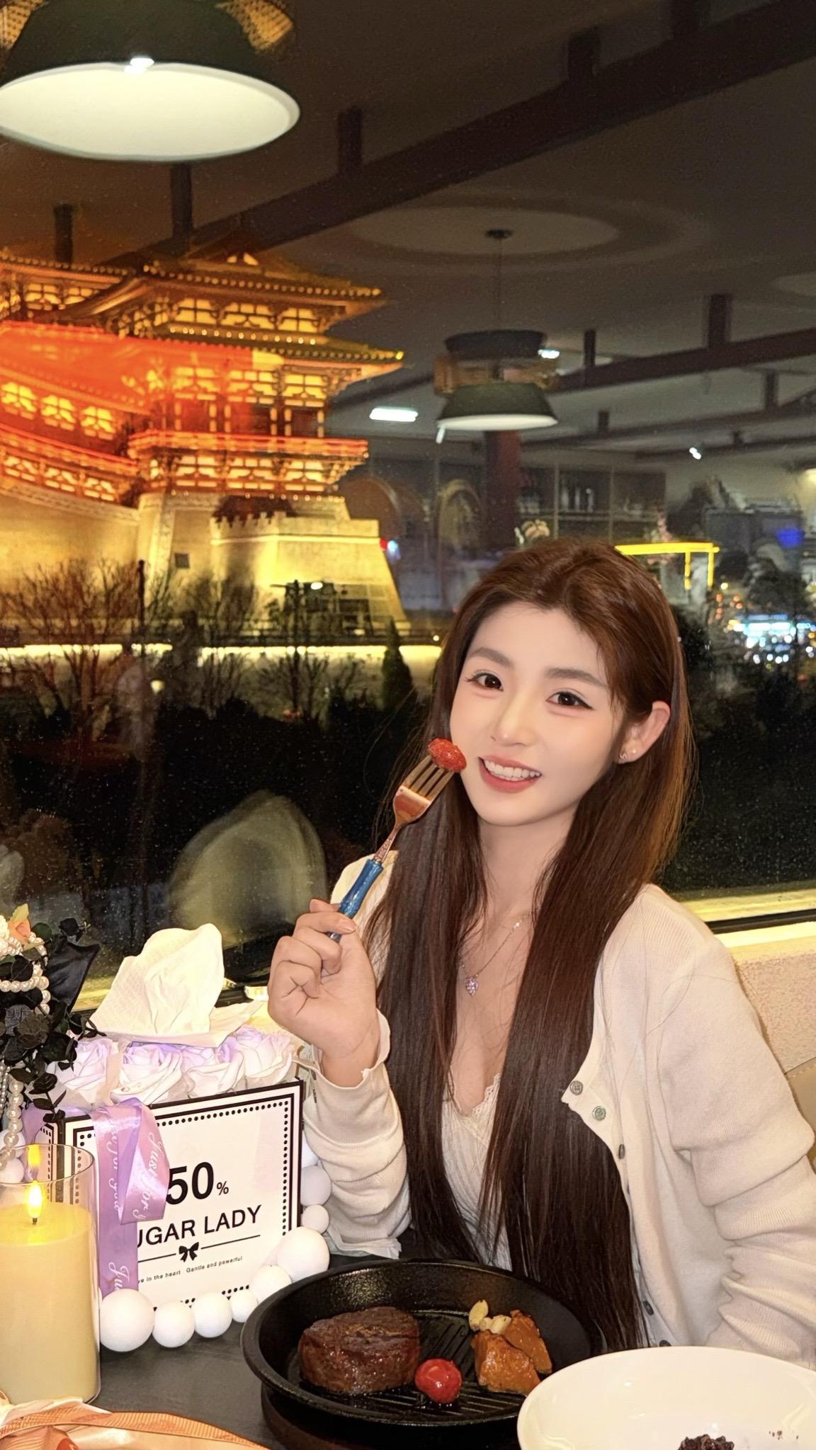 幸福就在当下。眼中景 碗中餐 身边人 细水长流的日子 不说永远只说珍惜