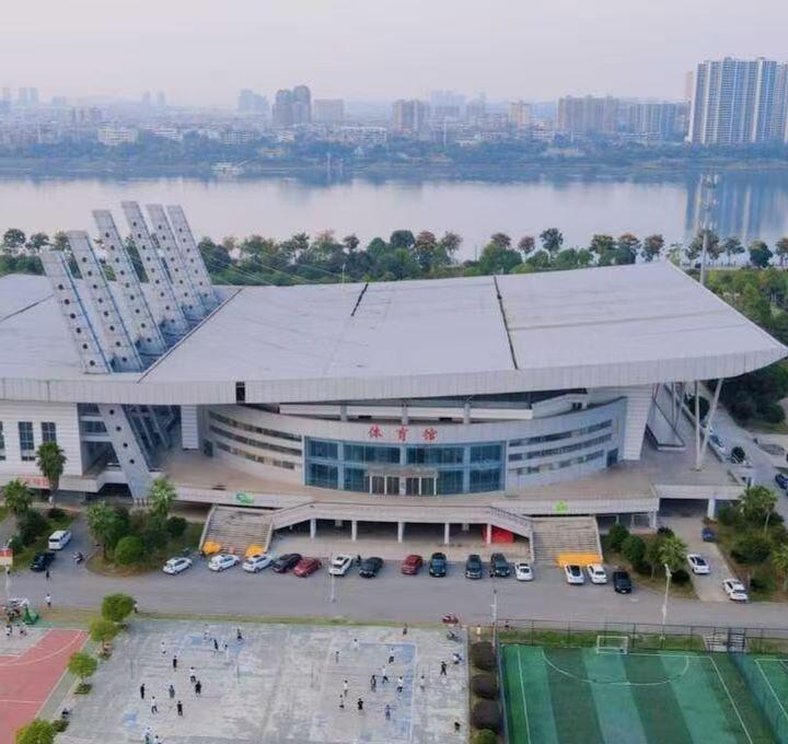 凝山河之灵韵，萃时代之风华；
承育人之初心，续治学之薪火；
湖院载培新秀，继往开