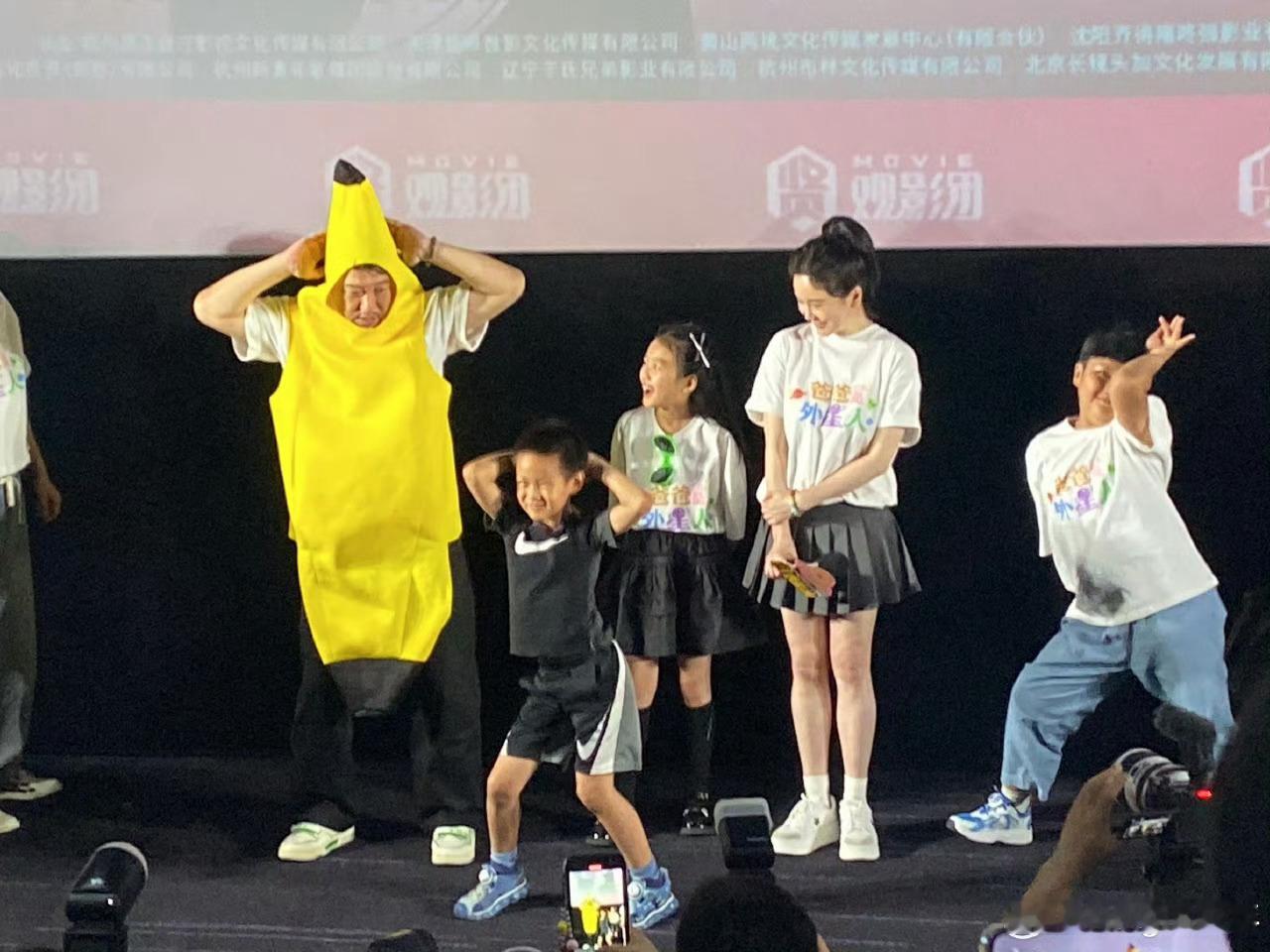 #贾冰说自己宠闺女宠到没规矩##爸爸是外星人首映礼#贾冰说自己宠闺女宠到没规矩，