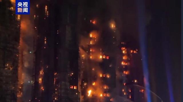 香港宏福苑火灾中，被困居民透过窗户记录下生死瞬间，揭示了火灾逃生的真实困境。
2