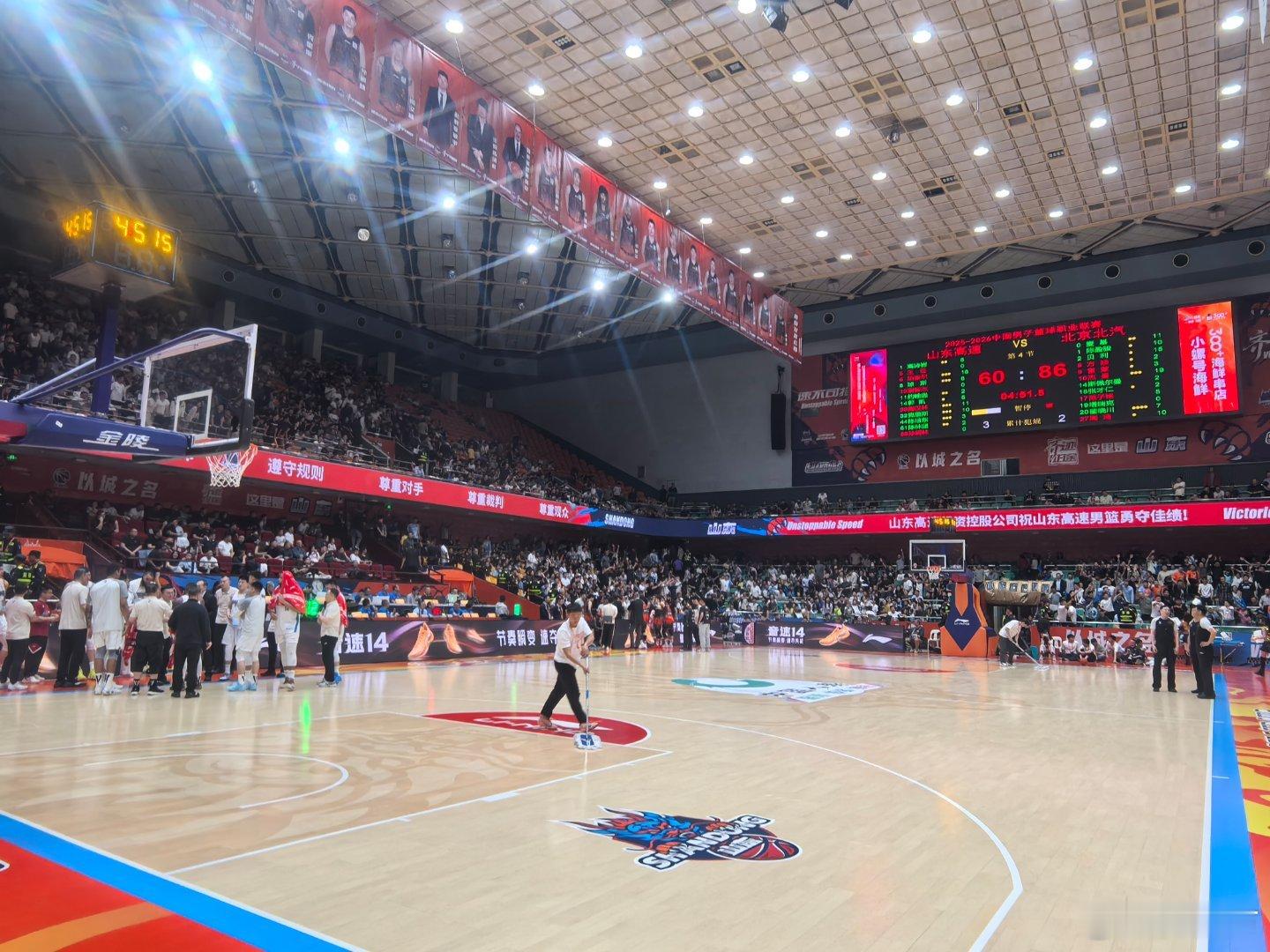 山东男篮vs北京男篮 悬念不大了，山东的内线特长在首钢面前极难发挥，范子铭出场是