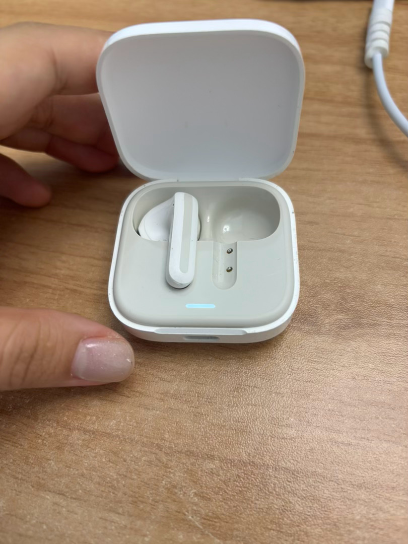 天塌了，真的不见了最近没咋用这个耳机，老是乱放 这下好了 真的不见了早上一打开甚