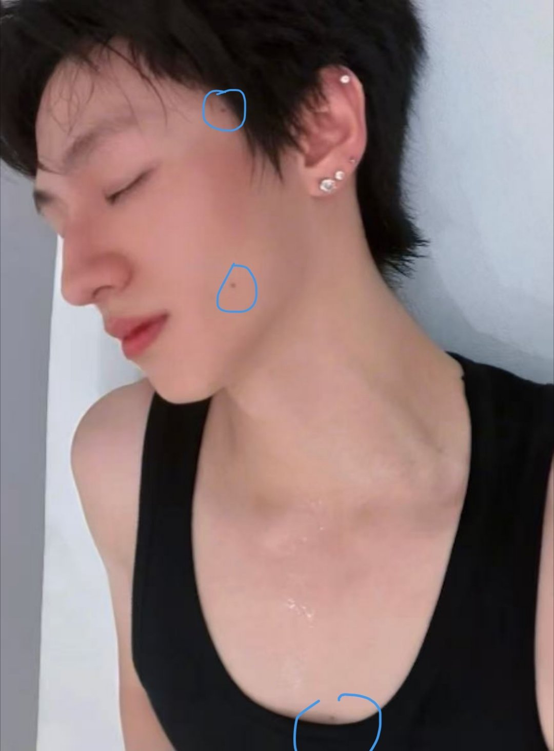 棍儿的痣长得都太好了....腰间也有一颗痣....性感的地方全长了朱志鑫一路向海