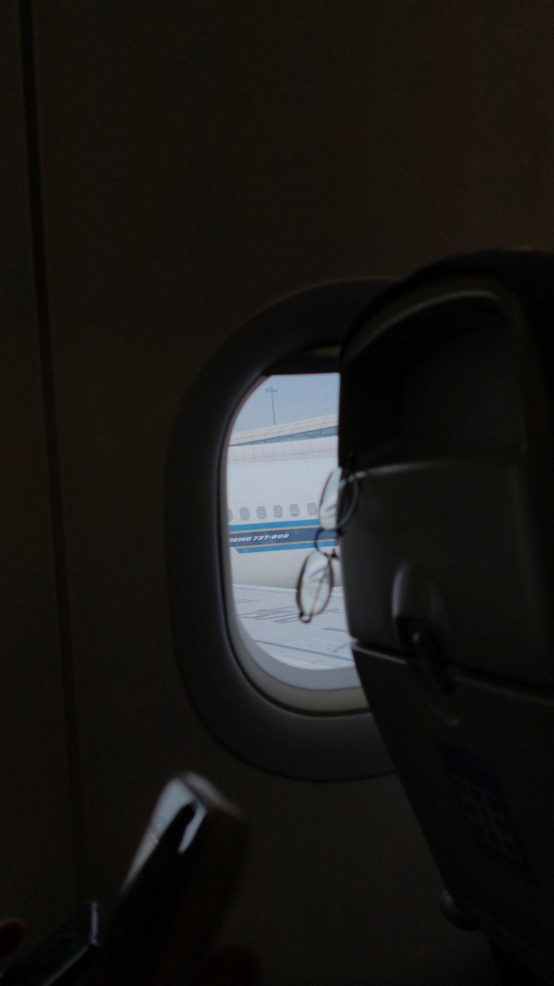 9点40分上的飞机，看了20分钟视频，然后睡了一觉，发现飞机还在原地。 深圳·深