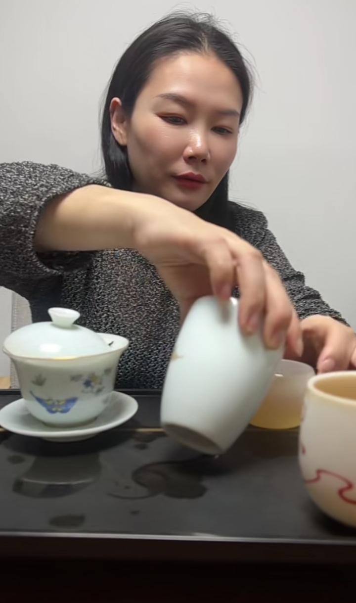 张雪的妹妹张娅长得漂亮大方，性格低调，从不直播，不蹭热度，不抛头露面，安心过着自