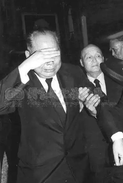 1975年4月，老蒋病逝，在香港隐居26年的关麟征赴台吊唁，到达现场后情难自已，