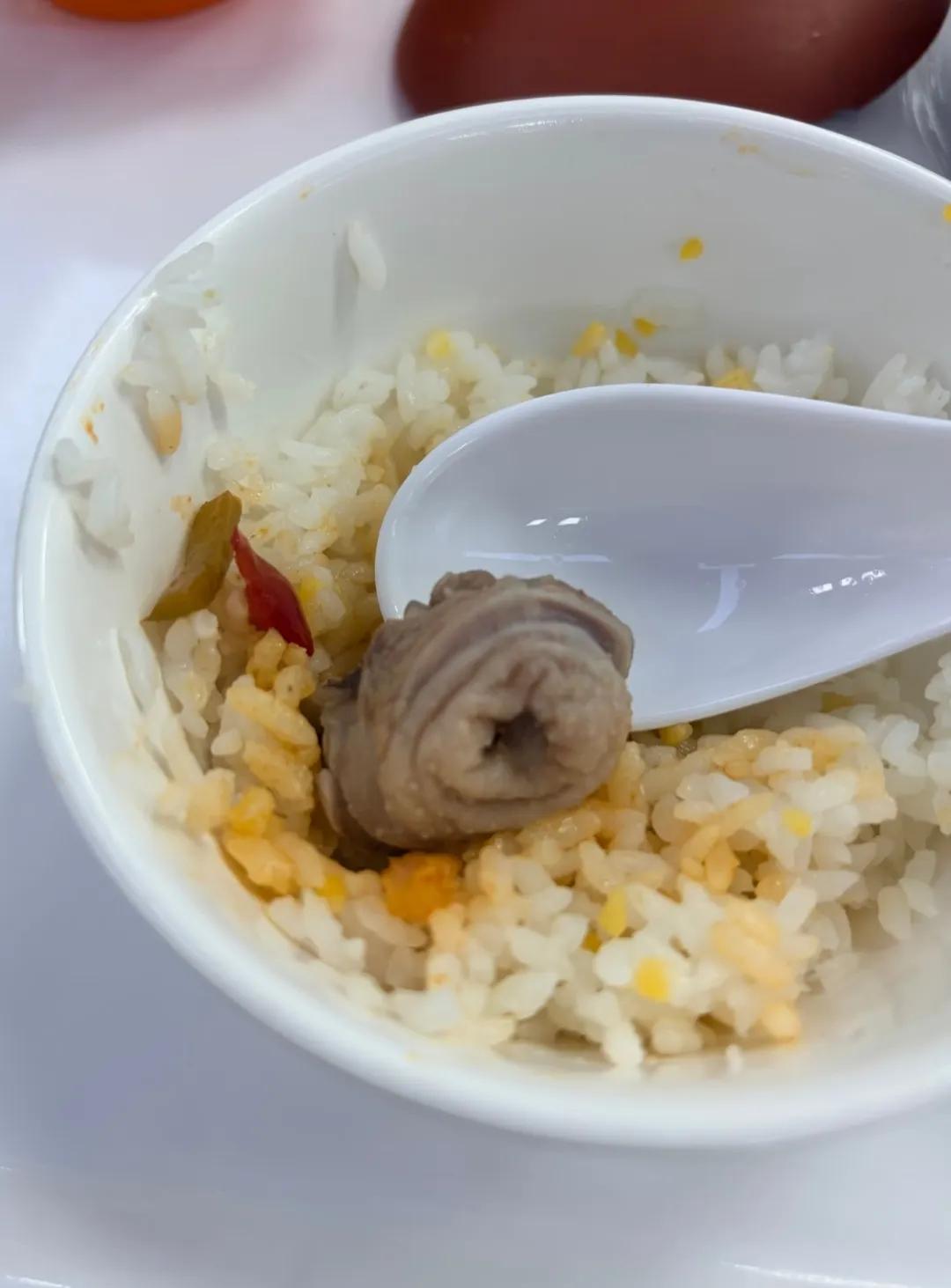点了一份煲仔饭，竟然吃出来这个，有人知道这是鸡的哪个部位吗？
