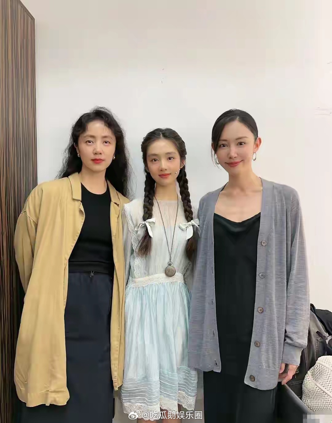 黄多多扎着双麻花辫子跟妈妈真的像是复制粘贴，青春靓丽真漂亮！ ​​​