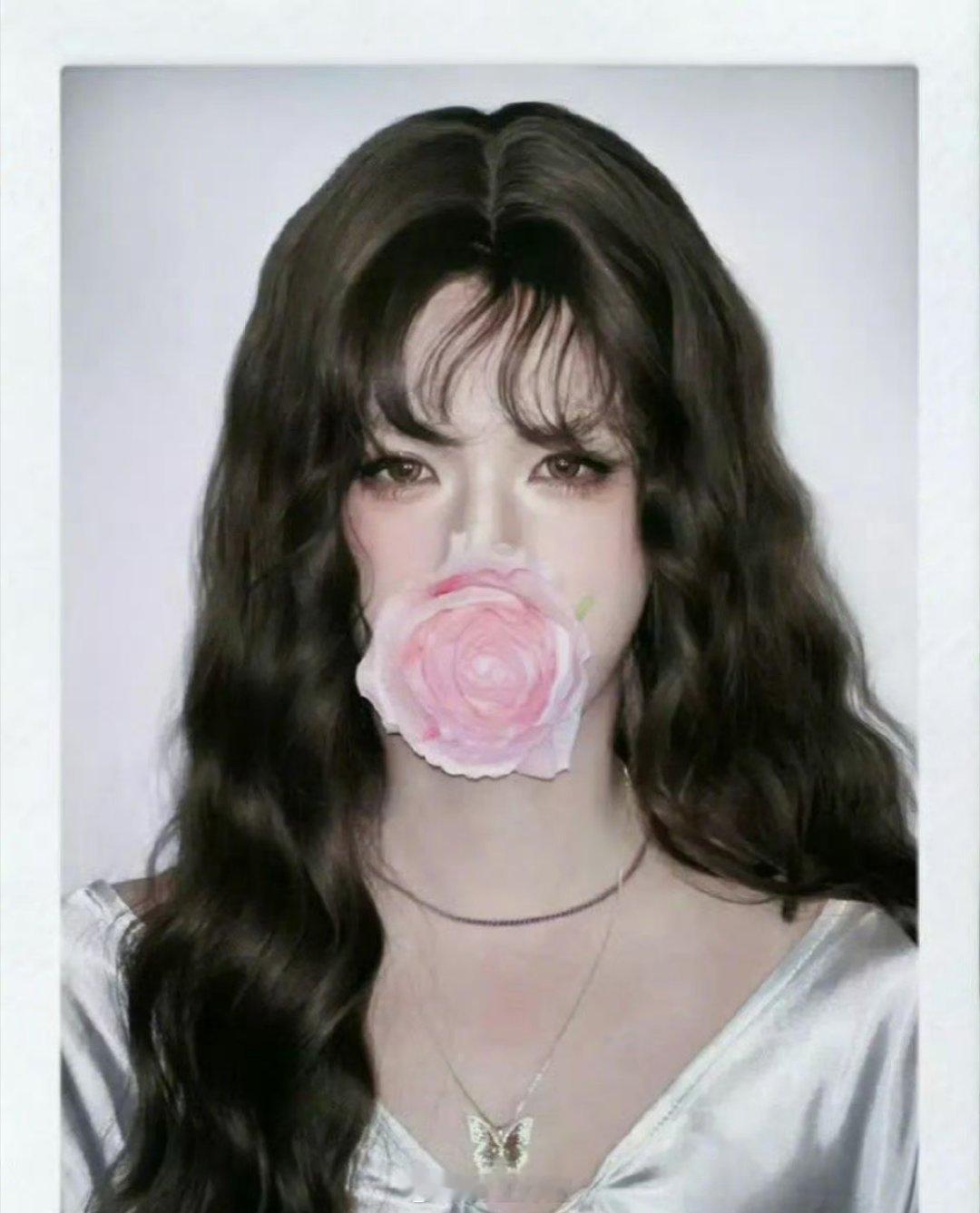 哦莫哦莫，偶练出身的李希侃居然男扮女装，拍了一组女装撕拉大片，这个拍摄立意也是蛮
