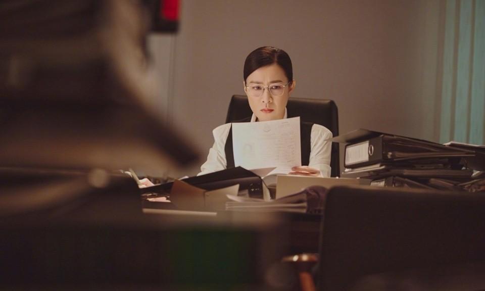 与丈夫离婚后，面对前夫期待和解的目光，法官言惠知更专注地翻阅起少年法庭的案卷。