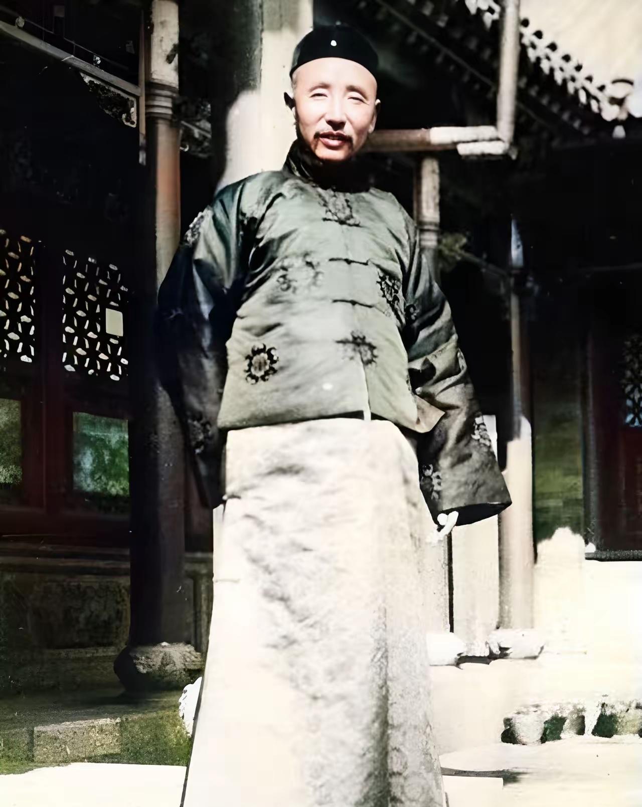 图一是张作霖，
图二是1975年，张学良和儿子张闾琳以及孙子张居仰的合影，
老张