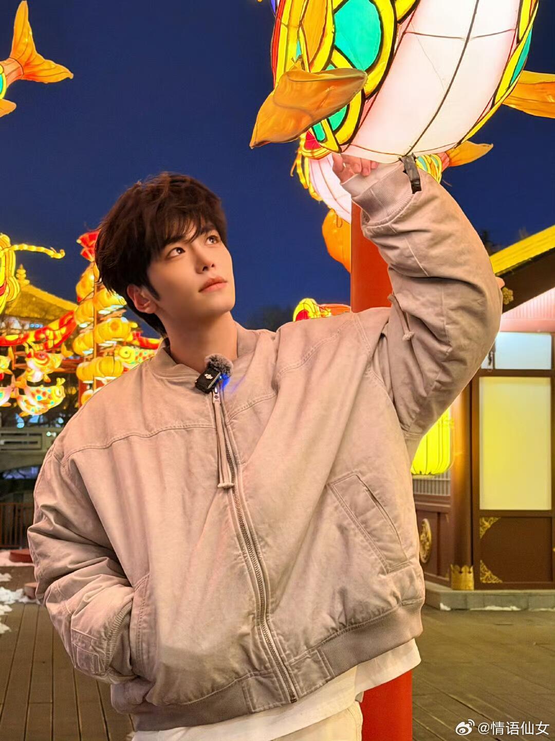 本来是邵子恒的直播，被邵兵突然出现甜到了，合唱超暖心，临别一吻满是宠溺，父子情深