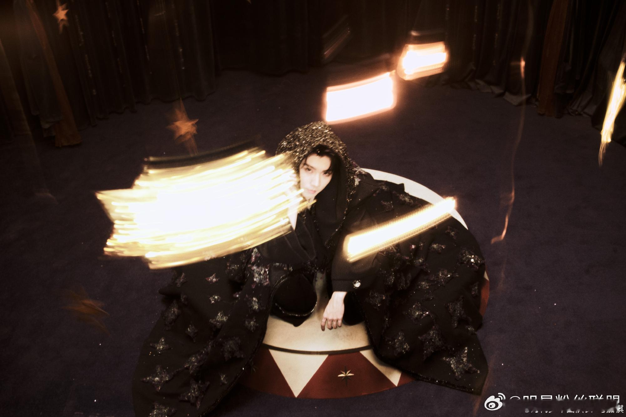 马嘉祺穿帮表象世界概念照马嘉祺星芒斗篷 马嘉祺这组新的概念照好华丽！星芒直接被穿