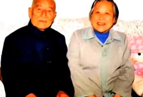 1979年，一位老农扛着锄头从田里归来，推开门却瞥妻子正匆忙收拾行囊。桌上摊着几