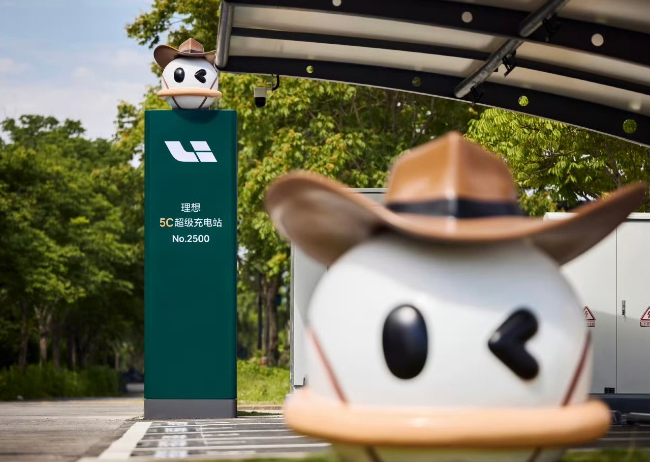 今天理想汽车正式宣布达成2500座自营超充站的建设目标，真正做到了“兵马未动 粮