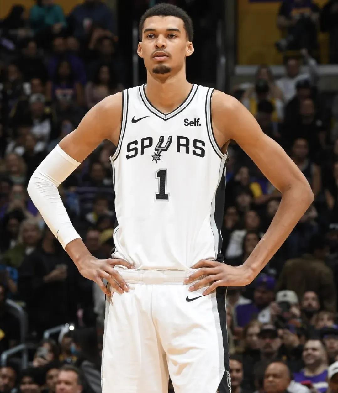 谁能想到，现在NBA最离谱的话题，居然已经不是“谁能限制文班亚马”，而是“篮球之