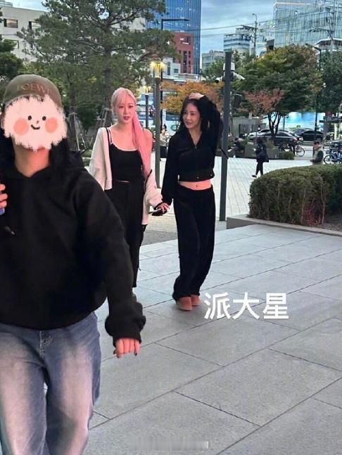 #宁艺卓giselle被偶遇一起上班# SM楼下偶遇宁艺卓、Giselle，美女