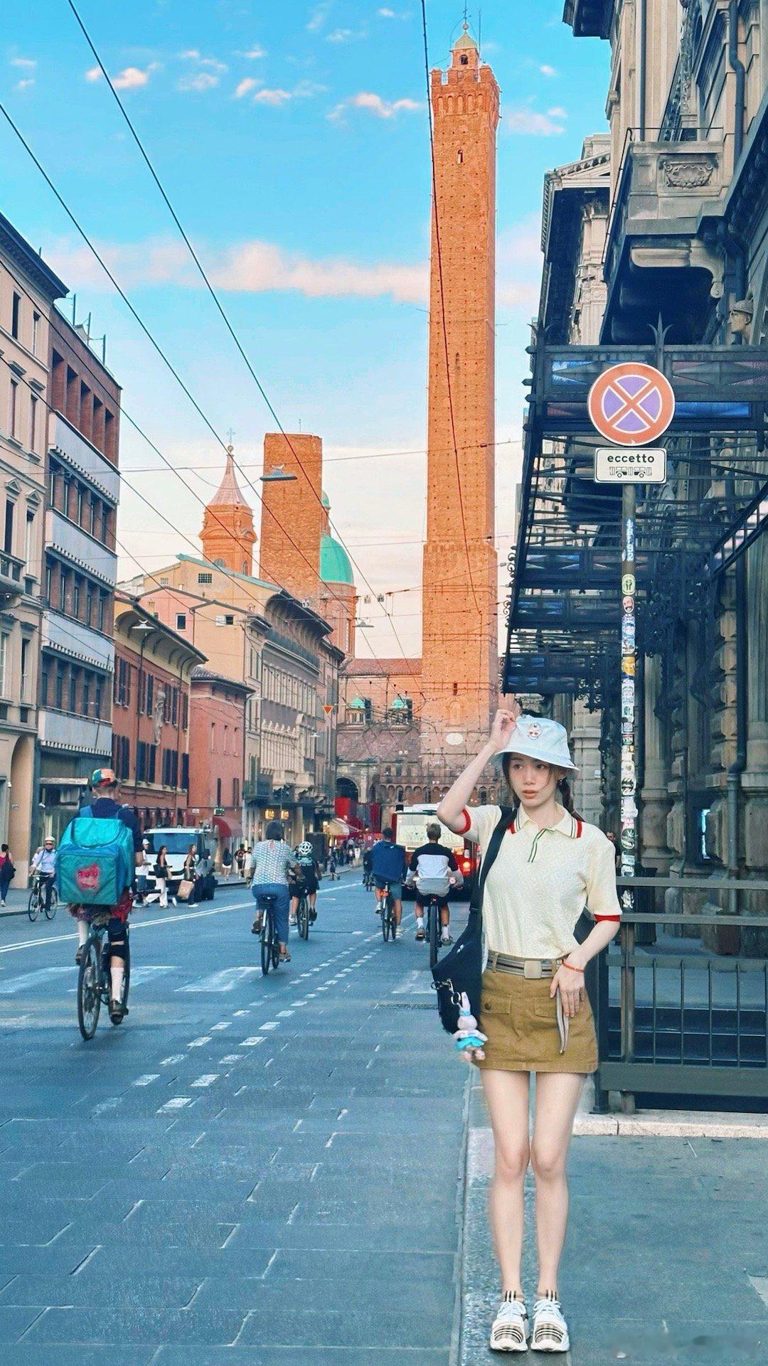 跟着意甲City Walk[照相机]随处可见的拱廊，高耸入云的双塔，罗马式向哥特