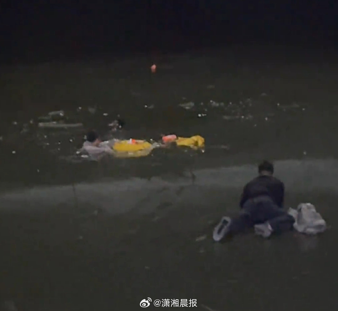 【#不会游泳男子冰面救人妻子留言叮嘱#，男子调皮回复：知道错了！】1月25日，山