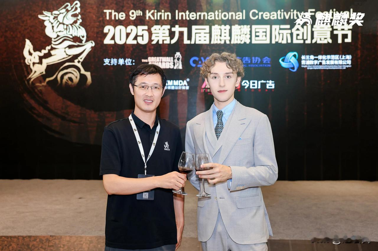 昨天的麒麟奖晚宴一个插曲，我和荷兰小伙Finn坐一桌，他在上海某大学读中文，他的