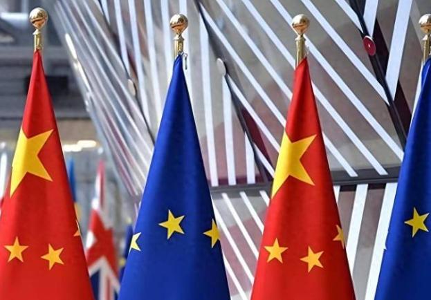 欧盟前脚还嚷嚷着要给中国“上大课”，后脚就急踩刹车挂起免战牌了。27个国家凑一块