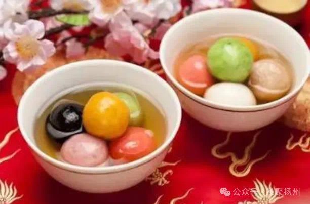 江苏人冬至吃什么 吃汤圆。“汤圆”是老扬州过大冬必备的食品，吃了圆子，象征着全家