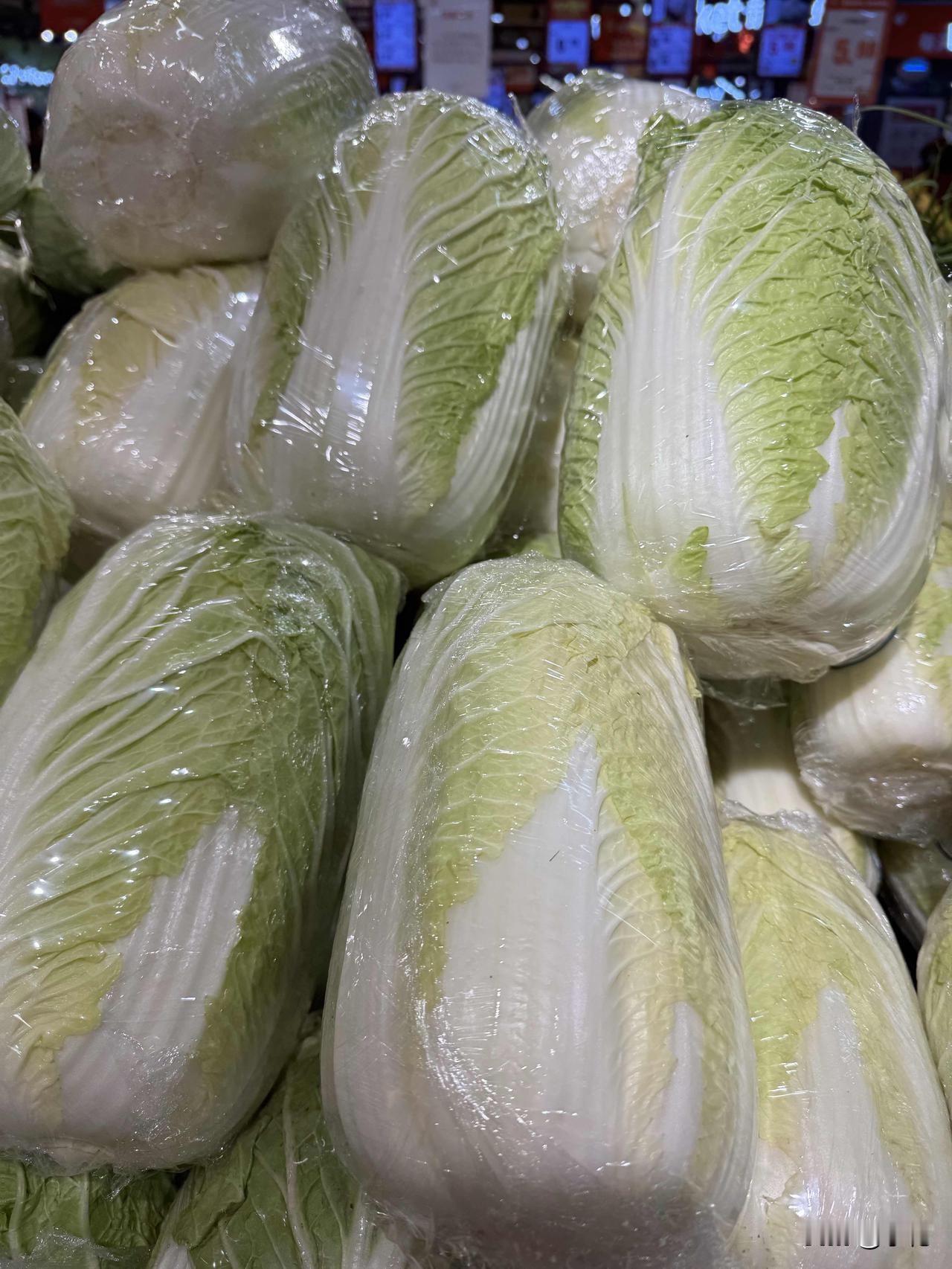 今天逛黄商想买两颗白菜做辣白菜，一到那就被热闹劲儿惊到了，过年氛围直接拉满，人多