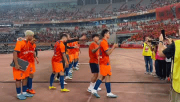 王大雷赛后互动控场全中超第一！不接受任何反驳[加油]

在昨晚4：2战胜青岛海牛