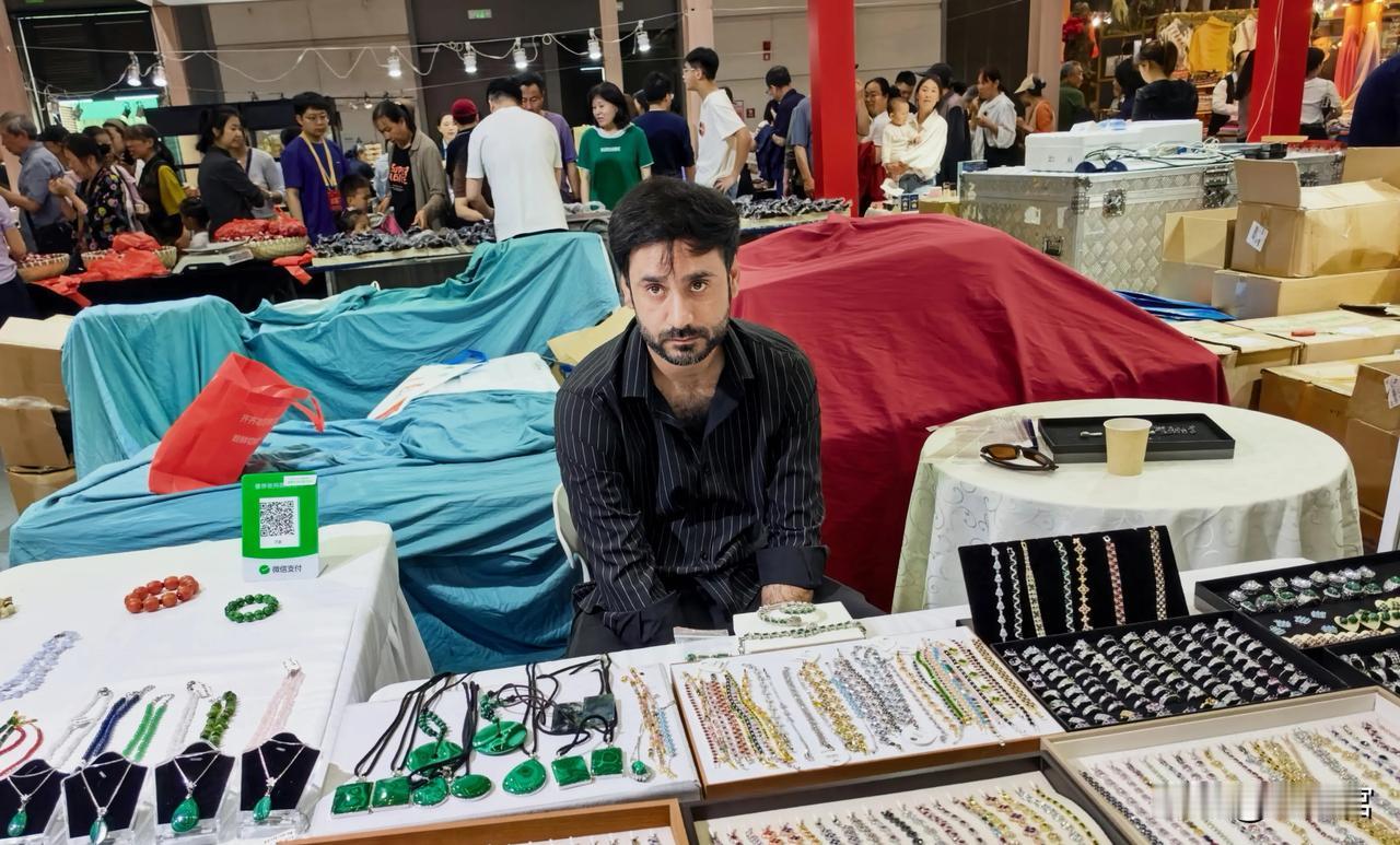 逛街，发现中东小哥坐在玲琅满目的珠宝摊位前，明明是在推销工艺品，但是，感觉是在拍