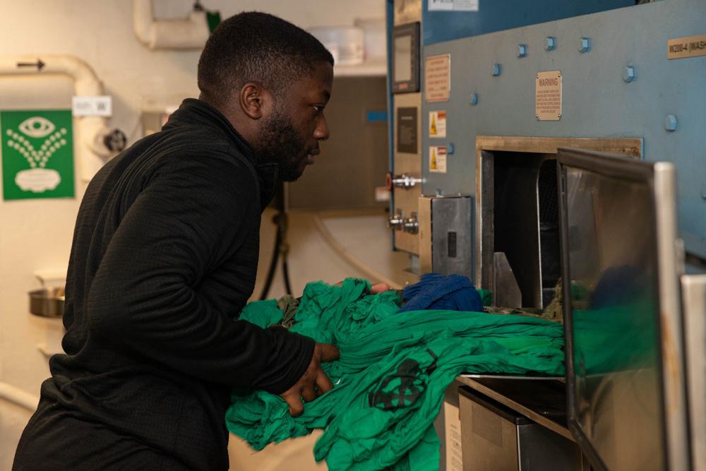 快讯！快讯！
美福特号航母起火 ！

美国中央司令部3月12日通报：美军福特号航