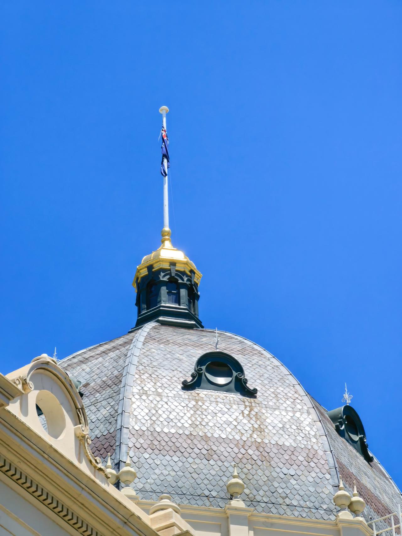 墨尔本对于澳大利亚国旗也太随便了[捂脸] 博物馆对面拱顶国旗是烂的，这地方就好像