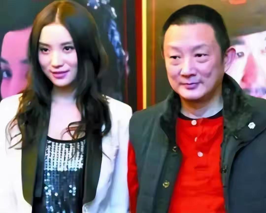 张黎导演曾为宋佳抛弃怀孕妻子刘蓓

而刘蓓头婚和三婚嫁的都是张若昀老爸张健，娱乐