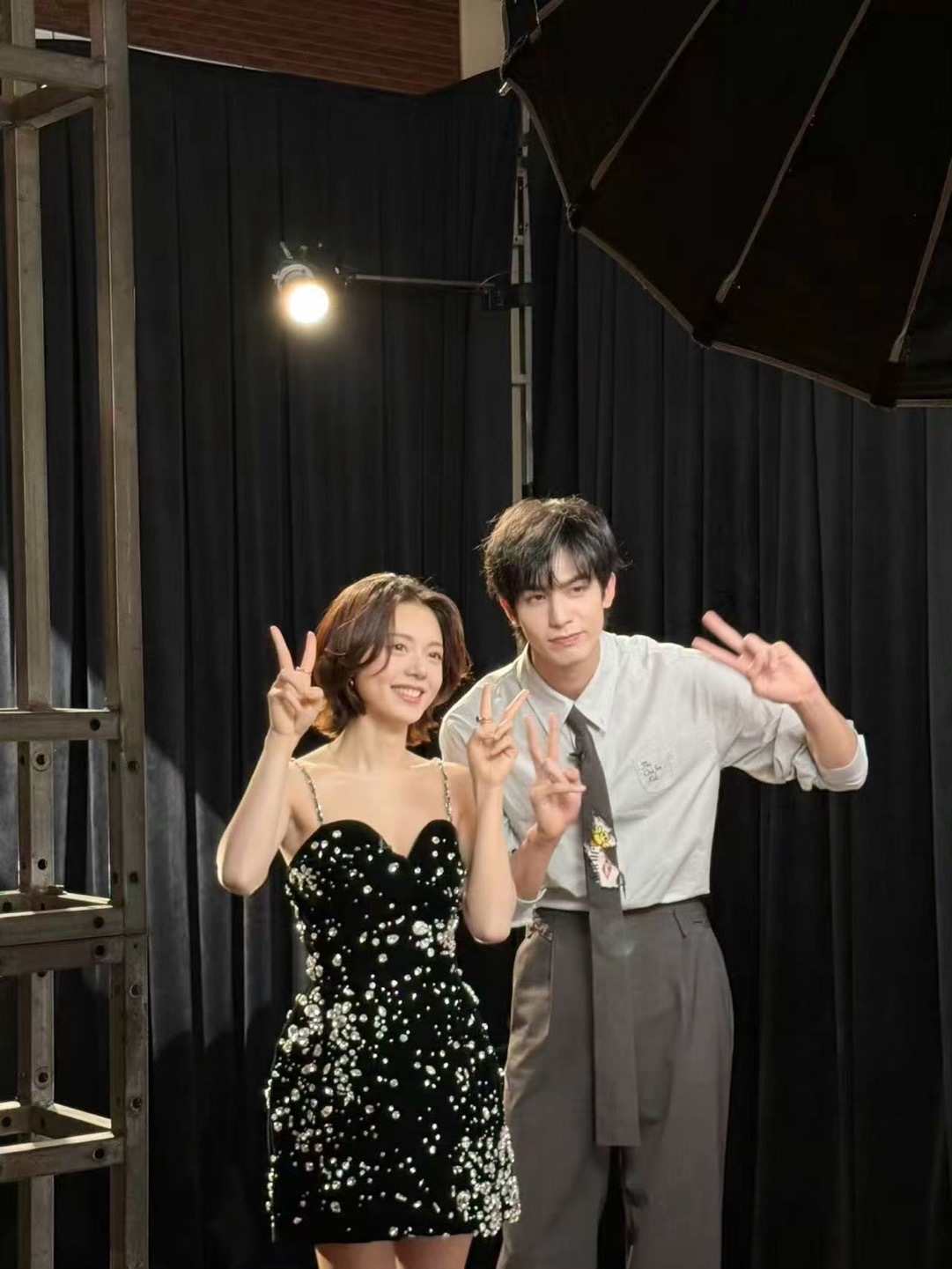 宋威龙赵今麦互宠这一块宠粉这块还是得看我们龙麦cp，太好磕了，两人上线直播，互动