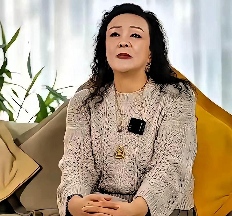 以前管俏江南，看人偷懒，直接动手打，这也是她的路子。现在做麻六记，还是这套，非得