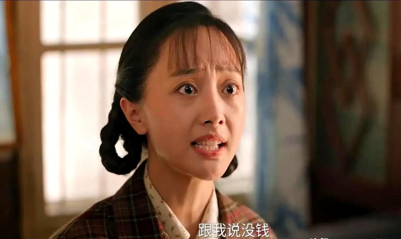 一个钱包，照出了一个家的秤。
林梅在供销社捡到厚厚一沓钱，没想着占，先藏进娘家